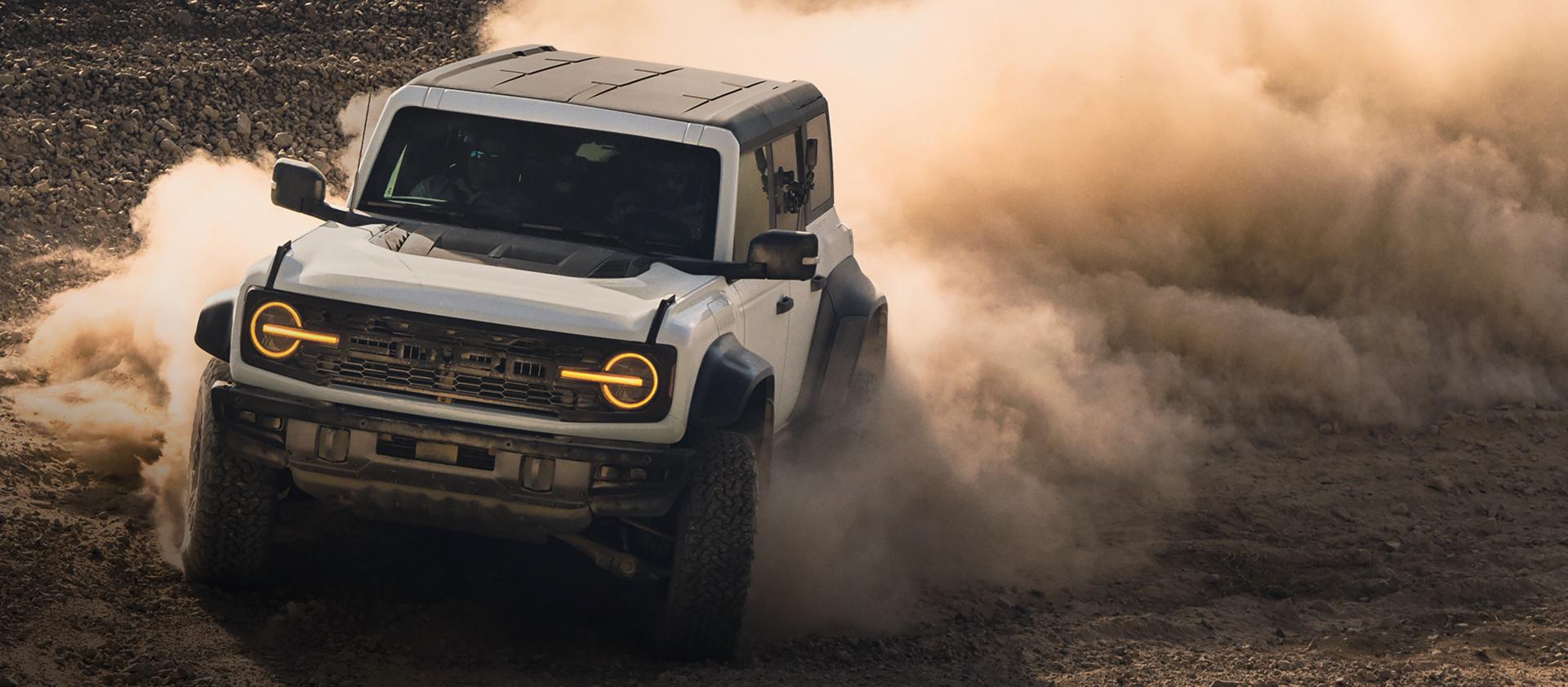 Un VUS Ford Bronco® 2026 soulevant de la poussière sur un terrain rocheux