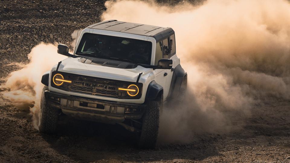 Un VUS Ford Bronco® 2026 soulevant de la poussière sur un terrain rocheux