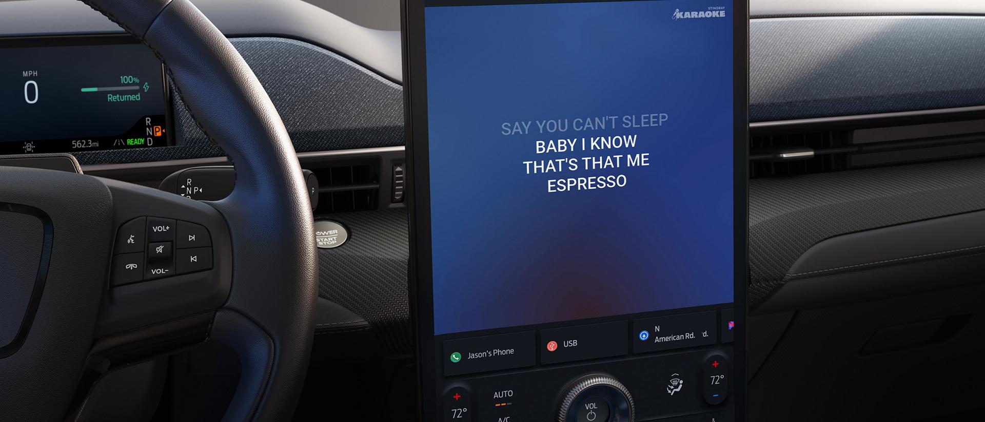 Paroles de karaoké affichées sur l’écran central de 15,5 po du VUS Ford Mustang Mach-E® 2026.