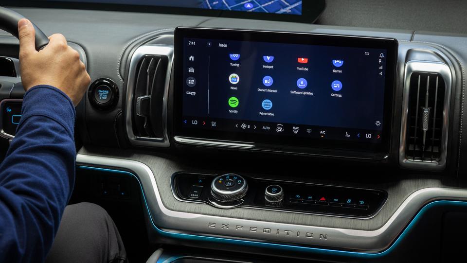 Personne conduisant un VUS Ford Expedition® 2026 avec écran central de 13,2 po