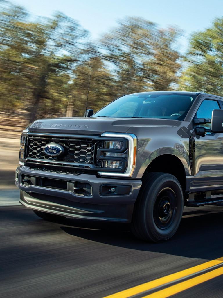 Modèle Ford Super Duty® F-250® XL 2026 avec ensemble décor STX® circulant sur une route pavée