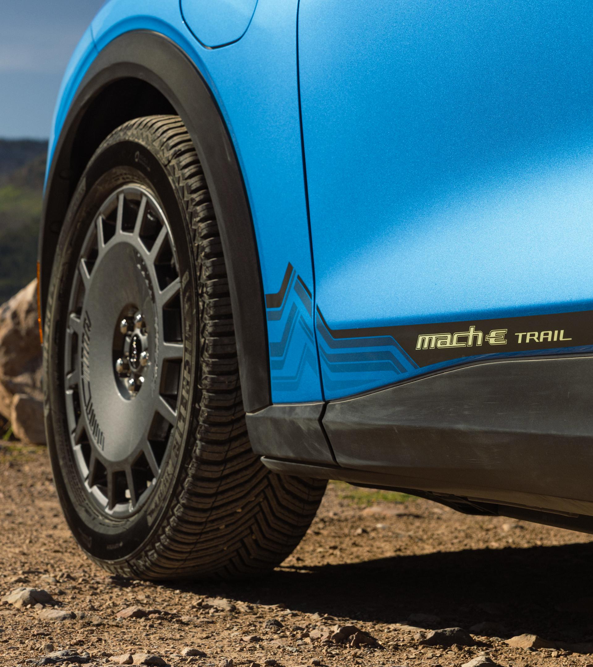 Gros plan sur les jantes de 19 pouces couleur gris carbonisé foncé très brillantes et les pneus toutes saisons haute performance Michelin CrossClimate2 équipant la Mustang Mach-E® 2027 avec l'ensemble sentier en option