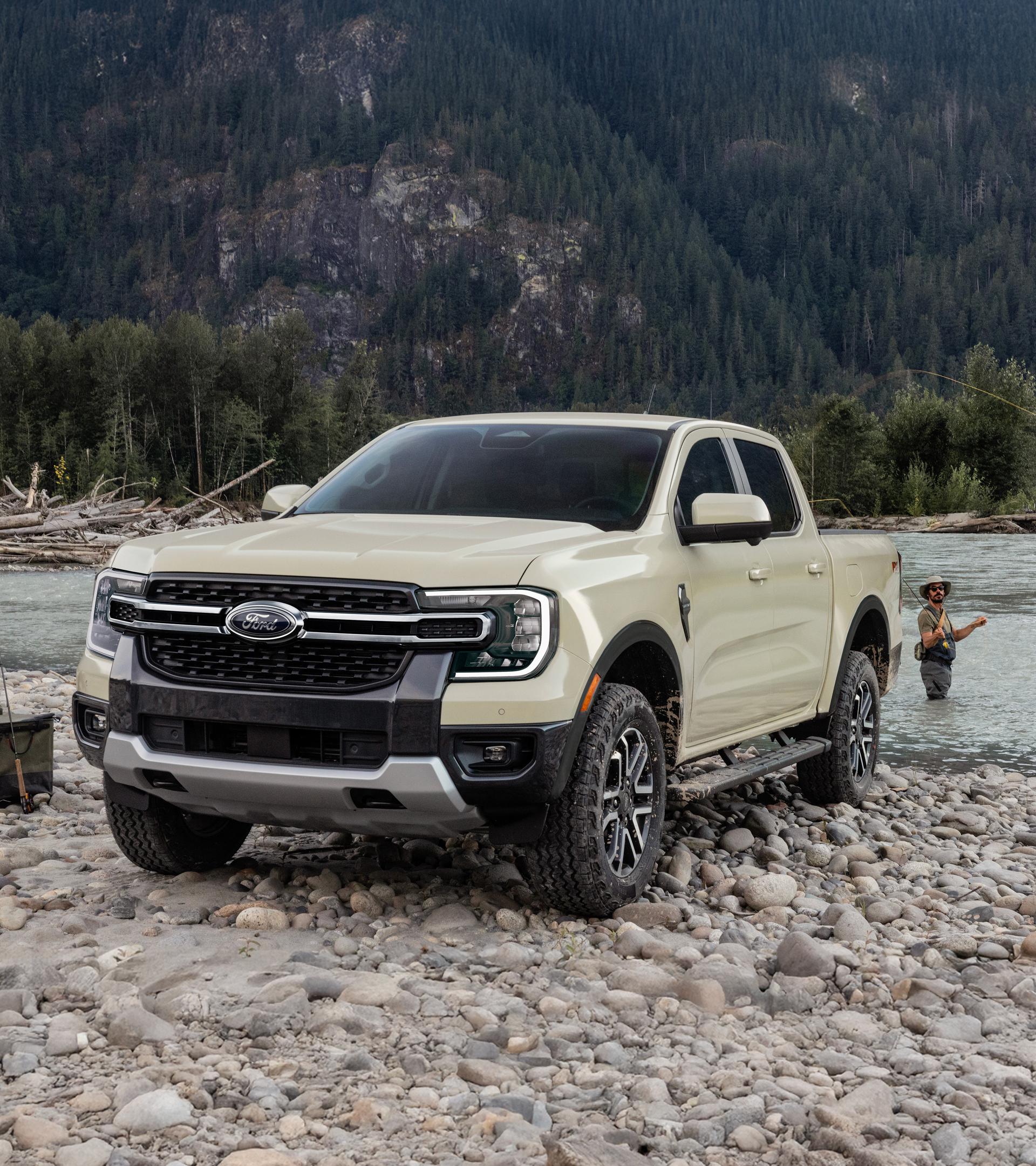 Deux personnes pêchent dans un lac à côté de leur camion Ford Ranger® 2026