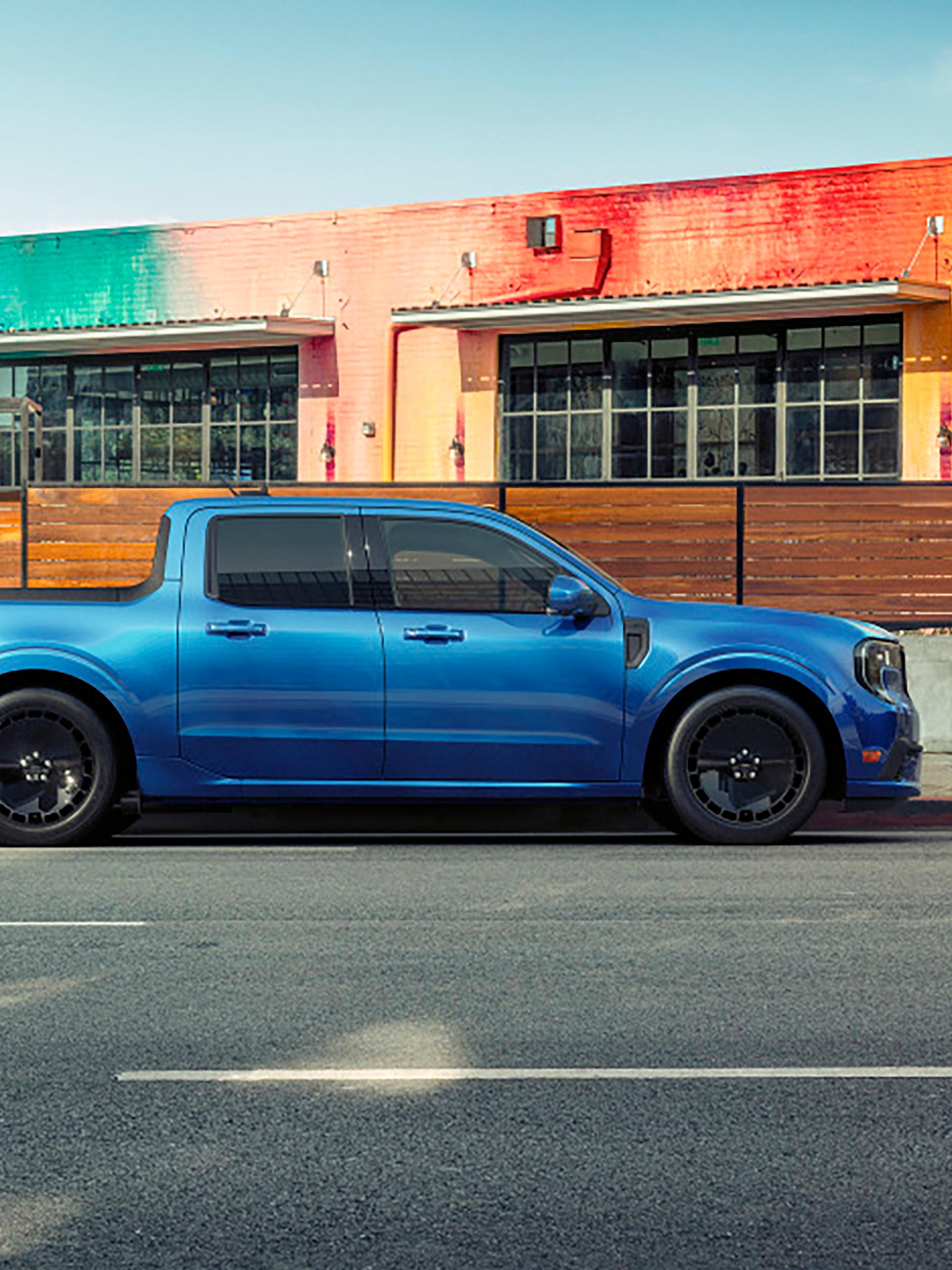 Un Ford Maverick Lobo 2026 bleu stationné dans une rue