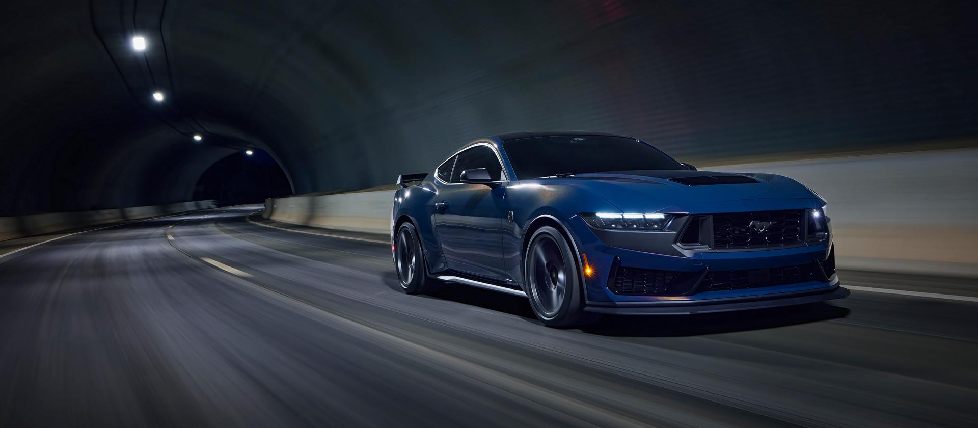 Ford Mustang Dark Horse® Coupé 2026 qui conduit dans un tunnel