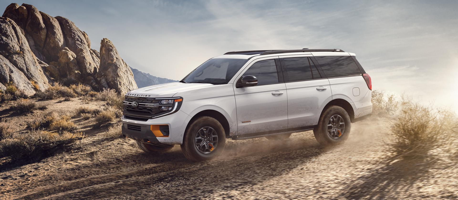 Modèle Ford Expedition® Platinum™ 2026 avec un conducteur tirant un bateau sur une remorque