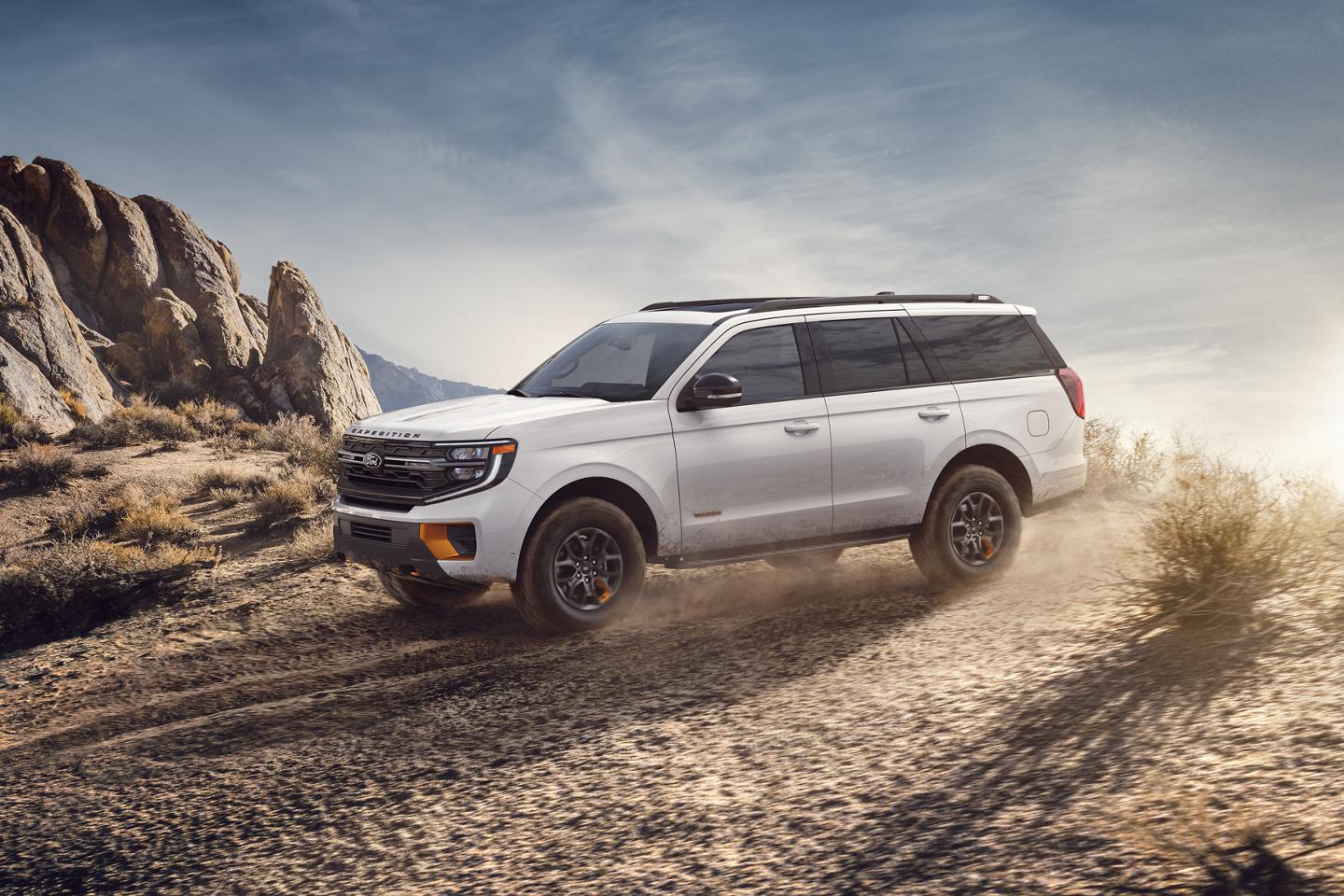 Modèle Ford Expedition® Platinum™ 2026 avec un conducteur tirant un bateau sur une remorque