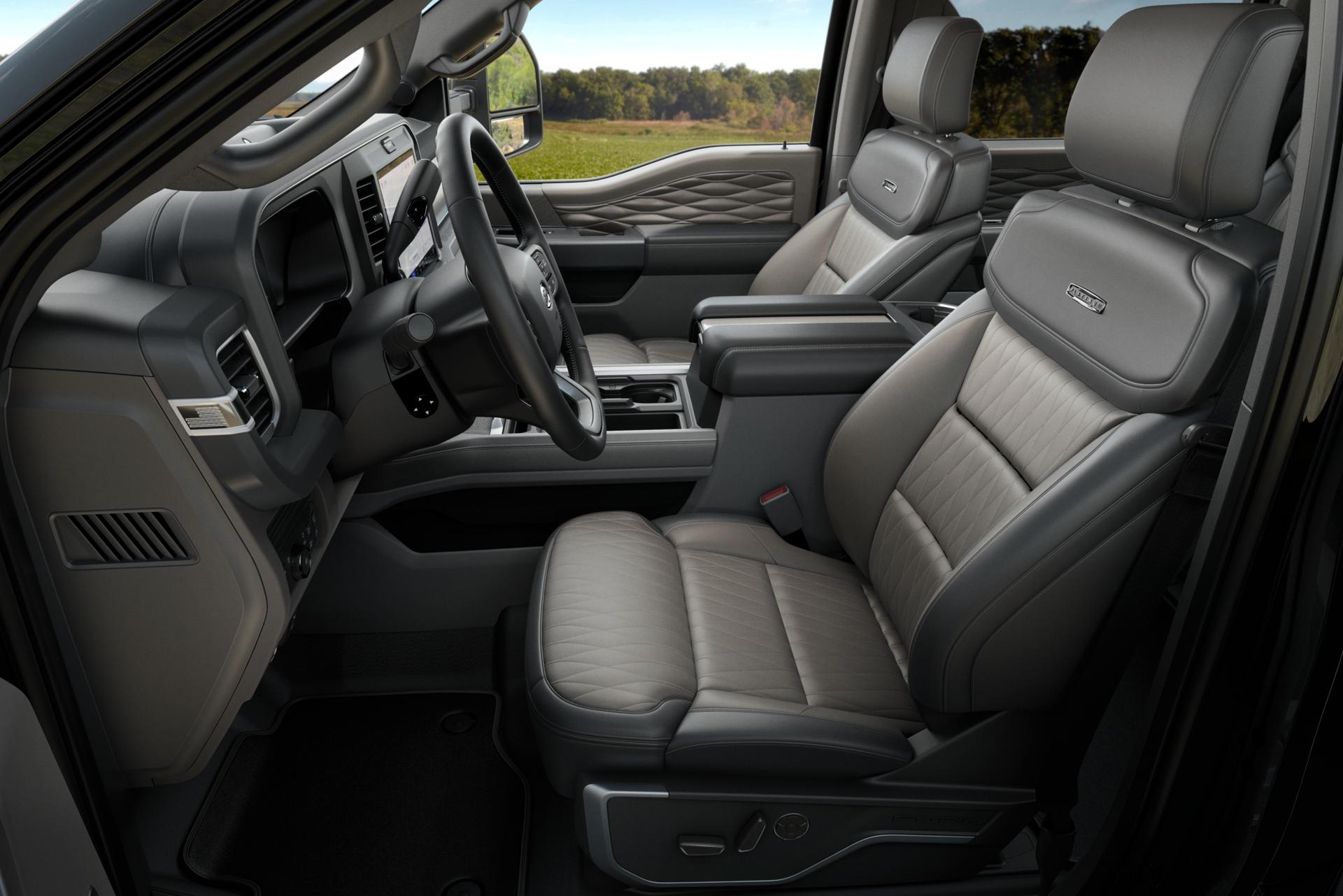 Vue latérale de l’intérieur du Ford Super Duty® Platinum® Plus 2026