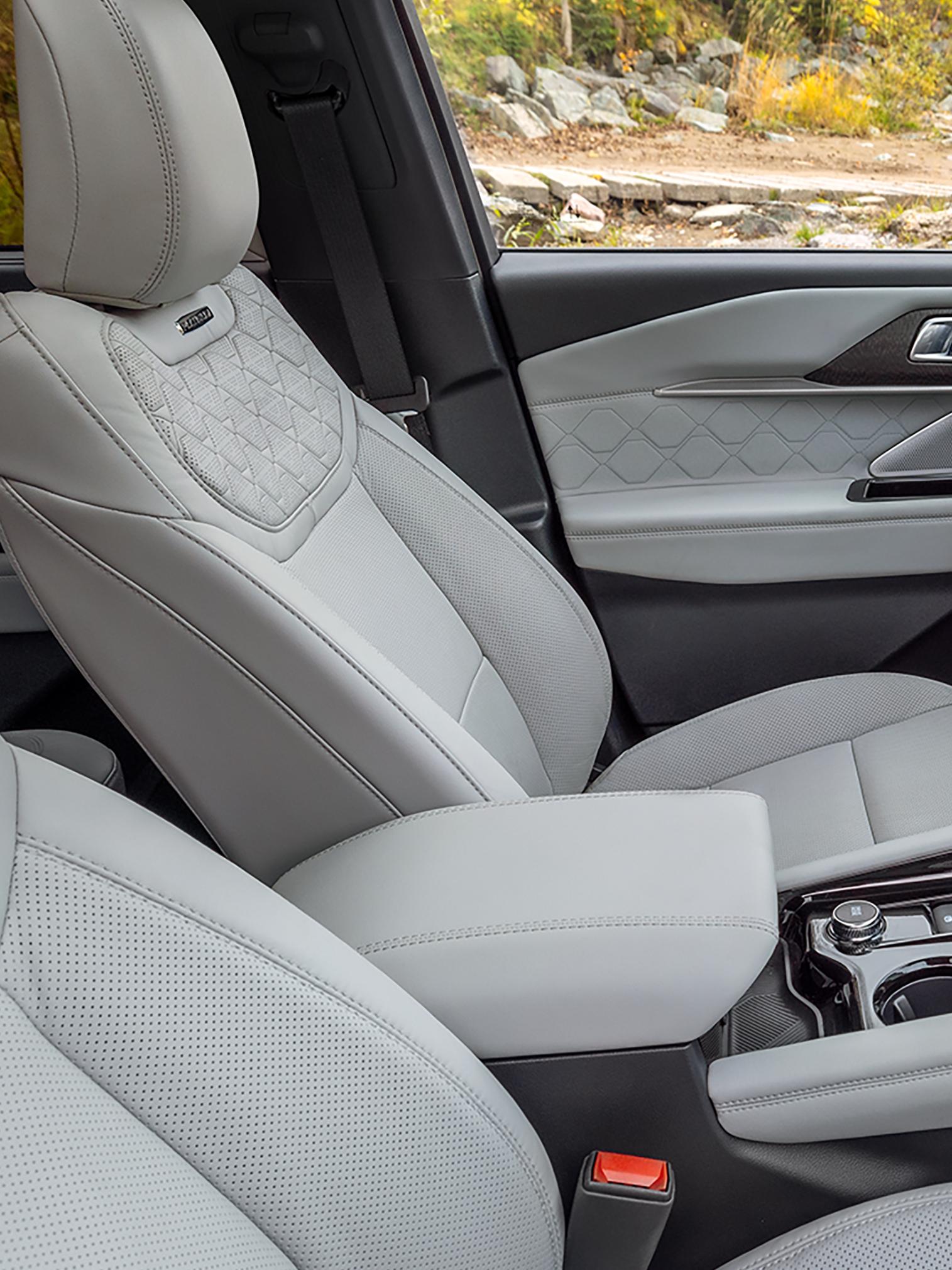 Les sièges avant d'un modèle Ford Explorer® Platinum™ 2027 avec ensemble cuir Lux en option