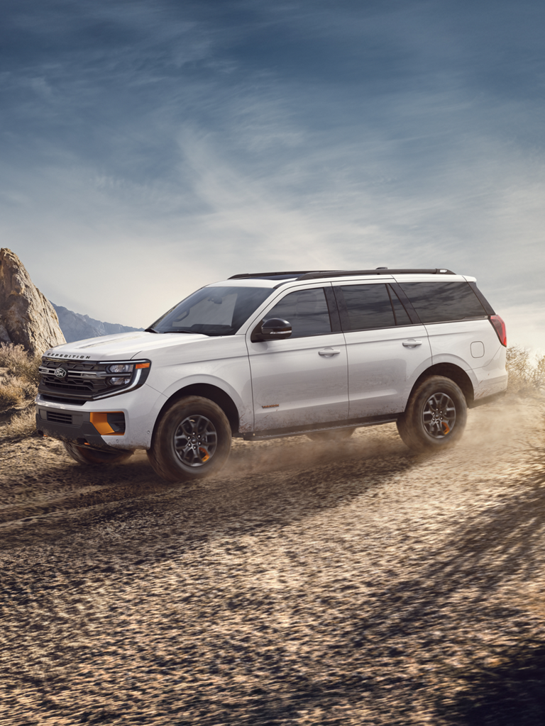 VUS Ford Expedition® Tremor® 2026 conduit dans le désert