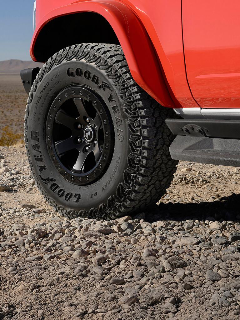 Gros plan sur la roue en alliage peinte en noir mat d’un VUS Ford Bronco® Stroppe Edition.