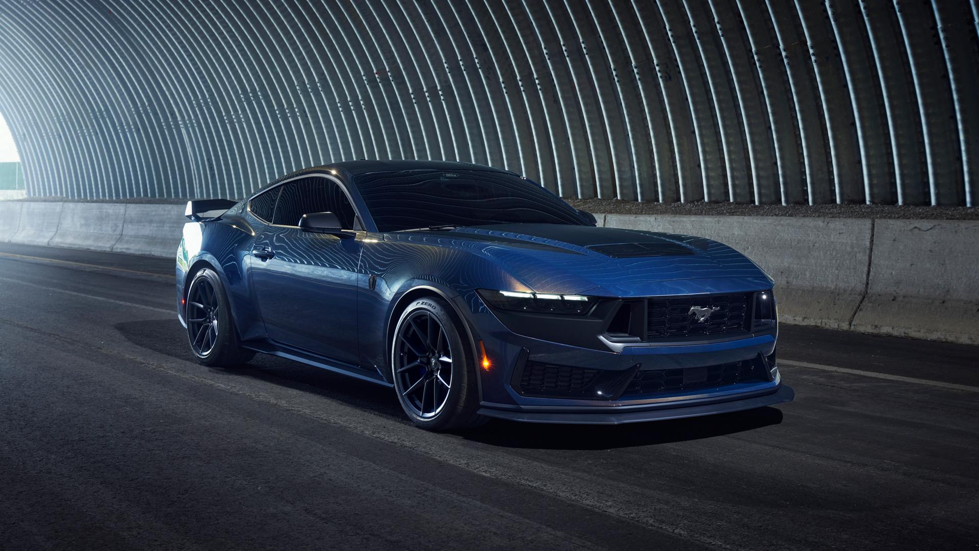Ford Mustang® Dark Horse™ 2025 qui conduit dans un tunnel