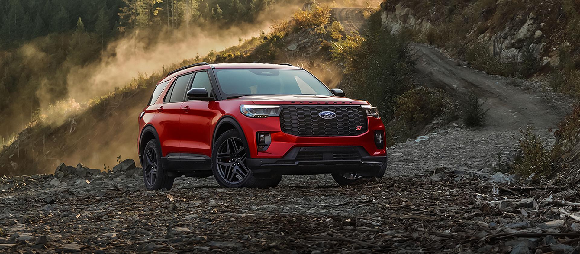 Un VUS Ford Explorer® ST 2026 stationné sur une étendue rocheuse, près d’une montagne