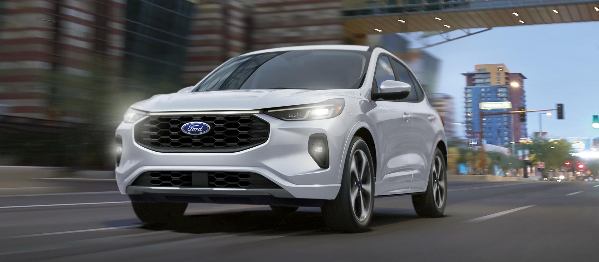 Le VUS Ford Escape® 2026 conduit sur la rue d’une ville