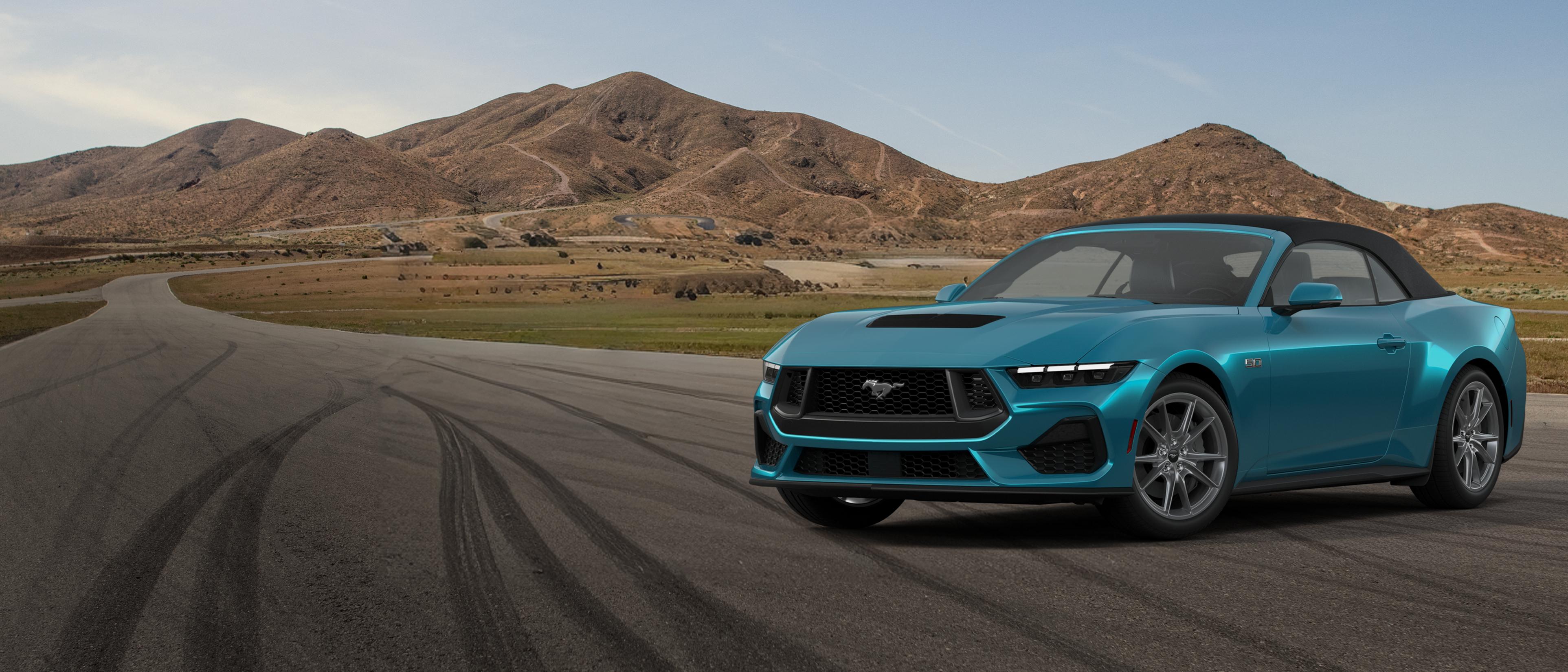 Ford Mustang® GT Premium 2026 décapotable stationnée sur un circuit fermé