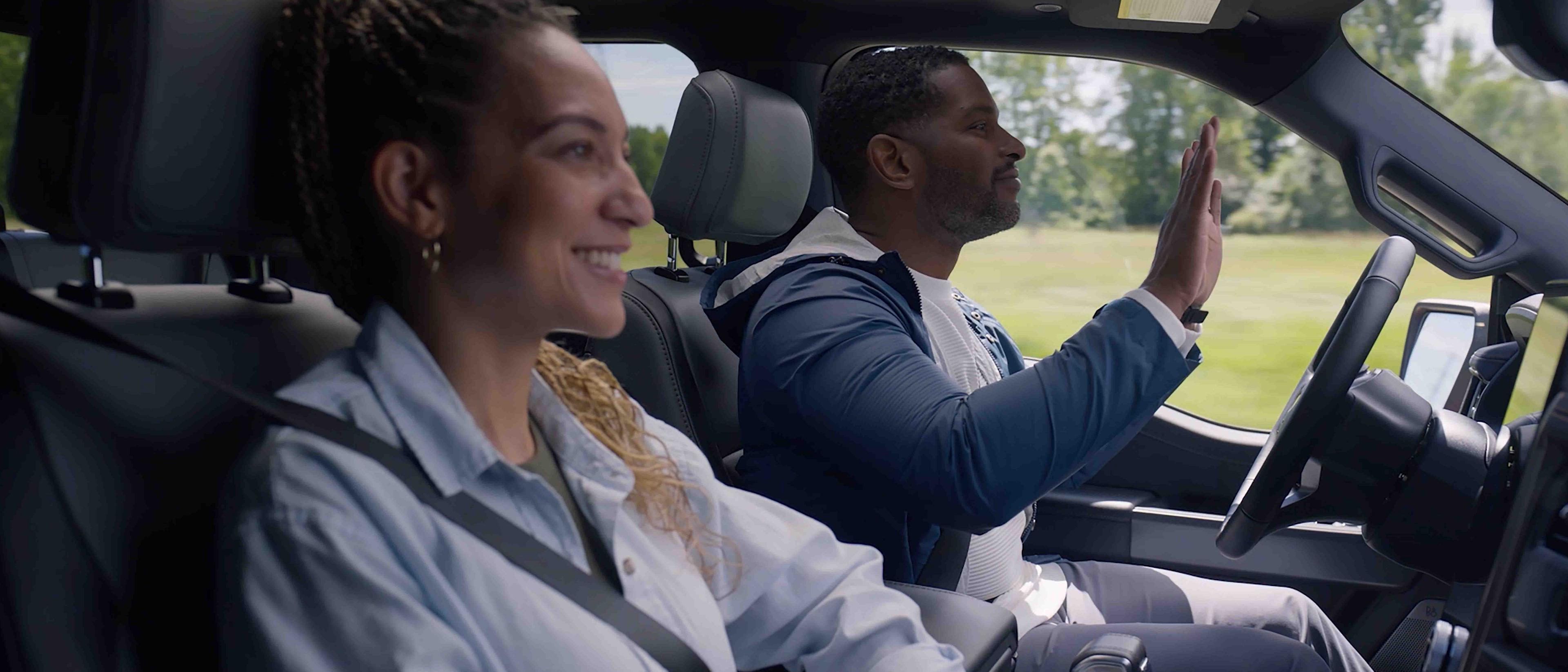 Un gros plan de deux personnes à l’intérieur d’un Ford F-150® Lightning® 2025 engagé avec la fonction de croisière Ford BlueCruise