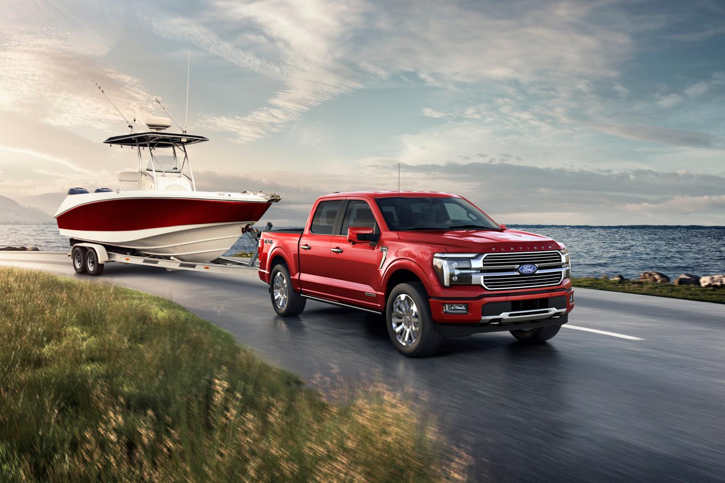Un Ford® F-150® 2025 transportant un bateau près d’un endroit pittoresque