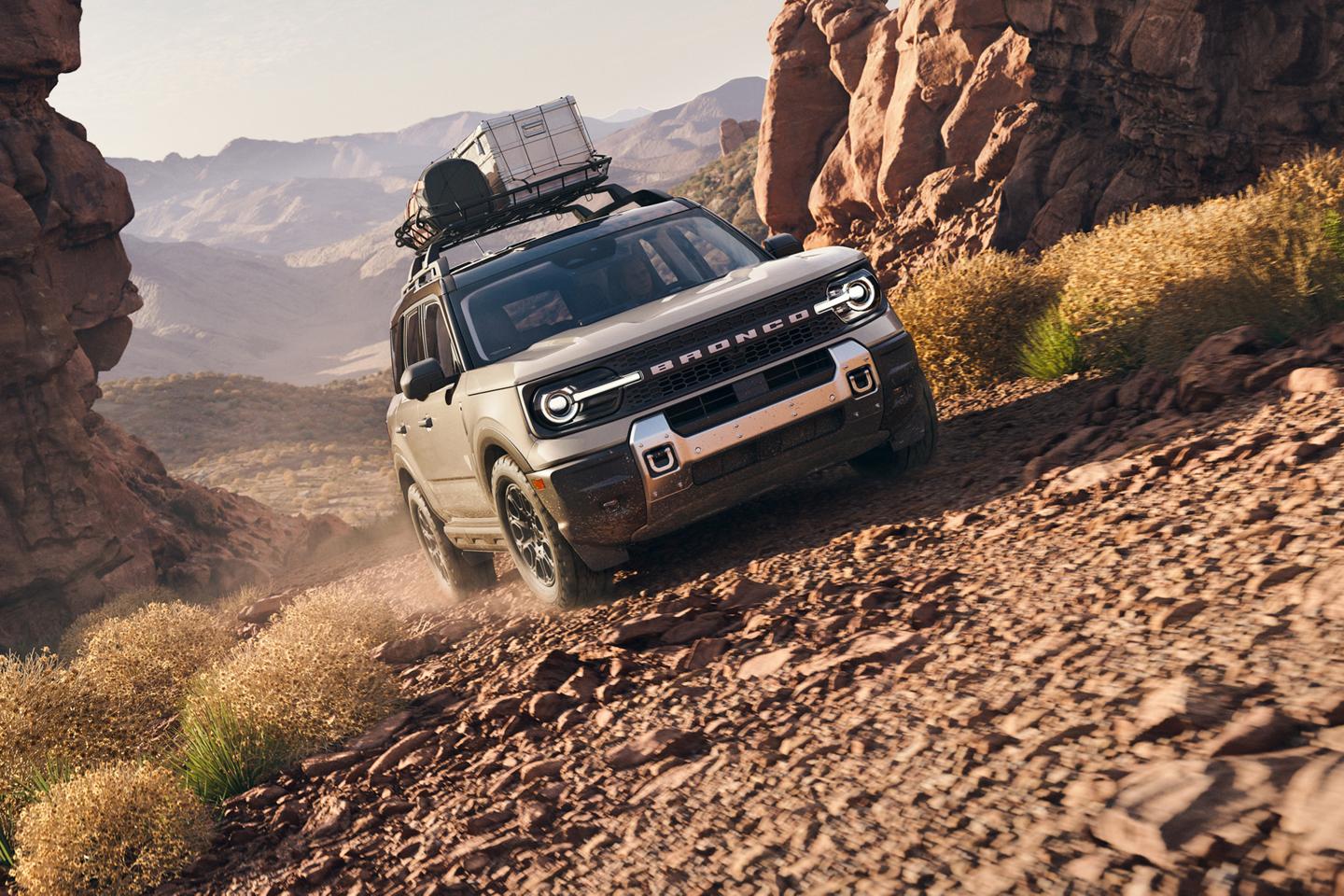 Un Bronco Sport montant une côte de gravier.