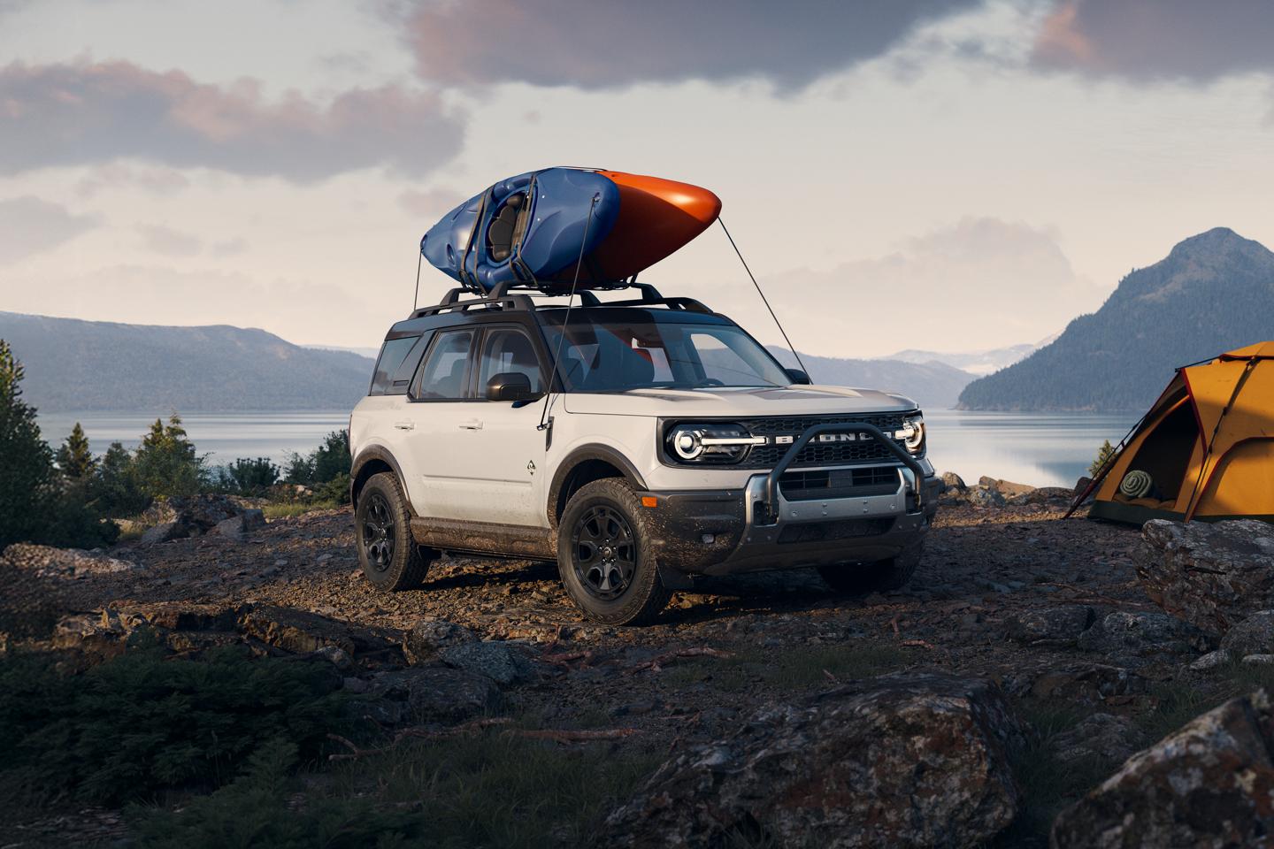 Un Bronco® Sport blanc stationné près d'un camping