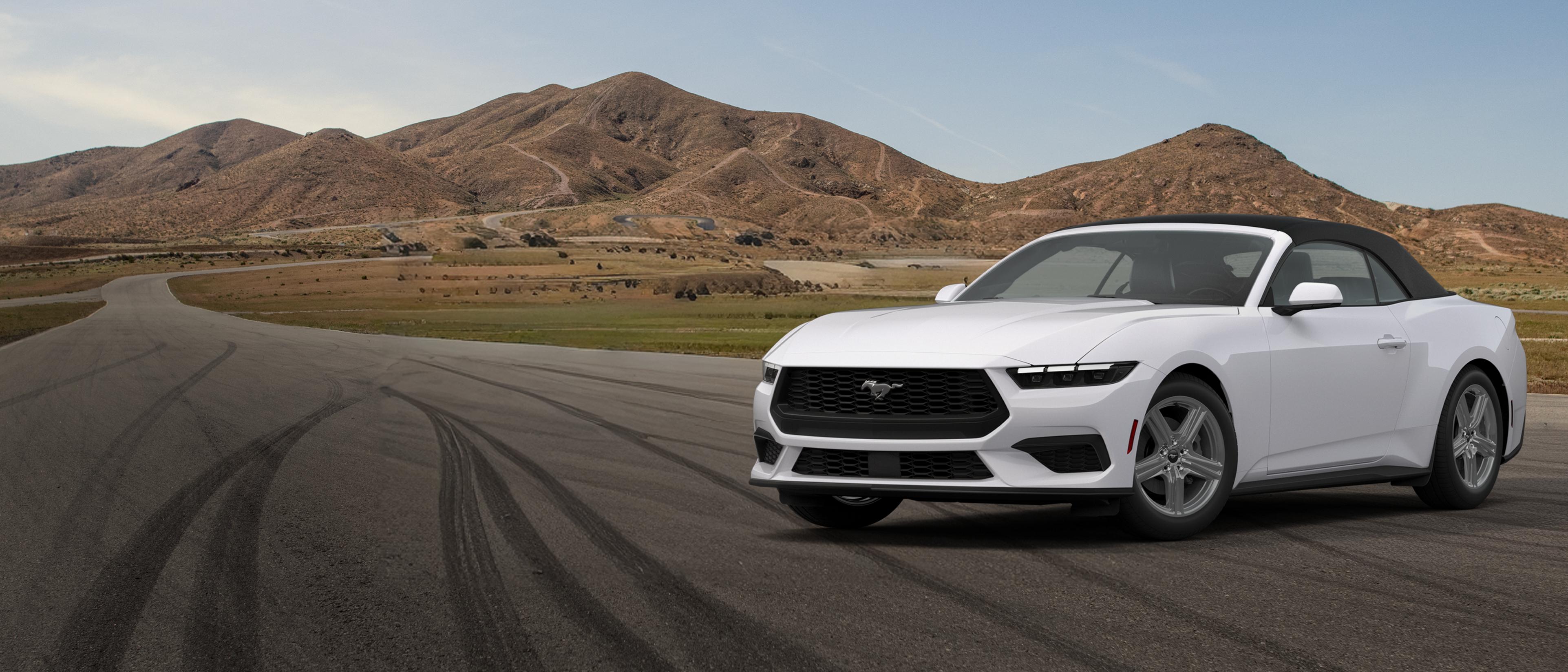 Mustang® EcoBoost® Premium décapotable 2026 stationnée sur un circuit fermé