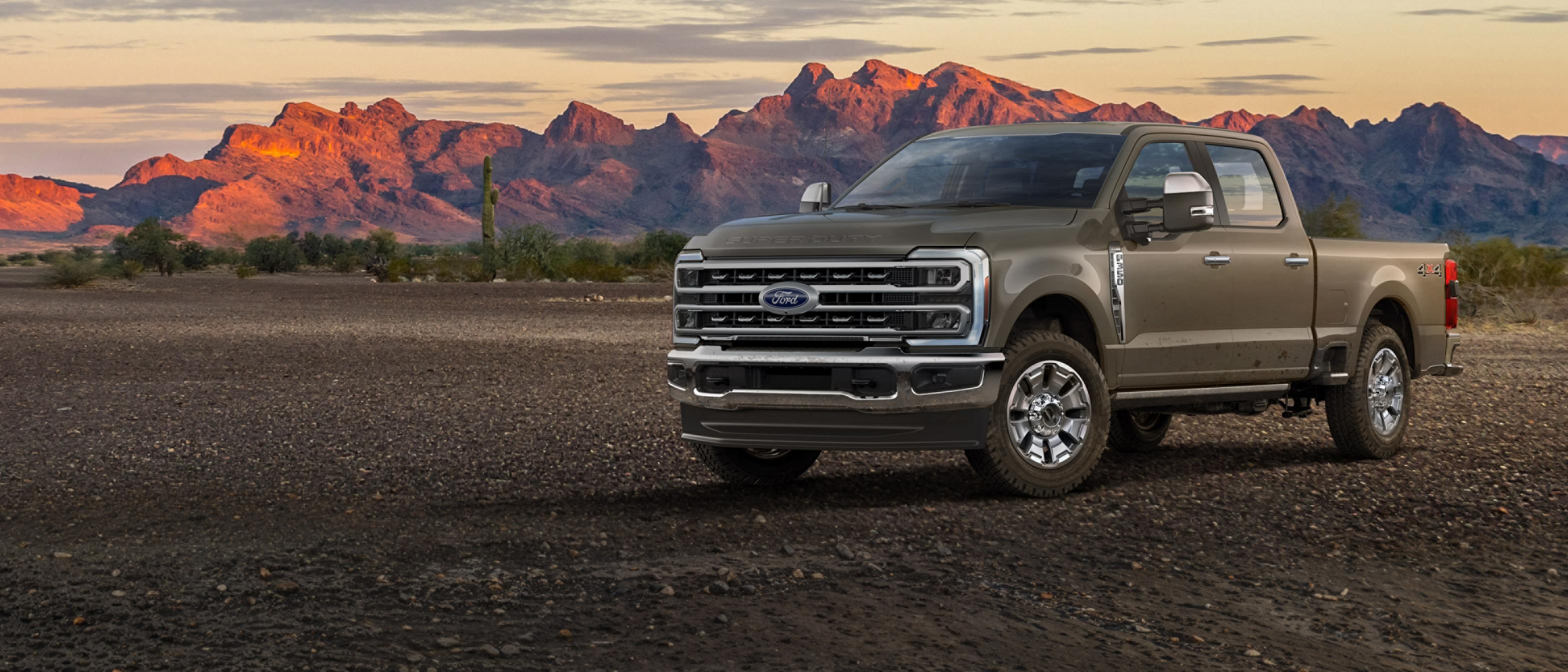 Modèle Ford Super Duty® F-350® King Ranch® 2026 stationné sur du gravier avec des montagnes en arrière-plan