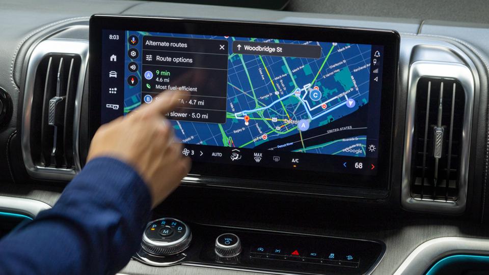 Conducteur utilisant l’écran central du Ford Expedition® 2026