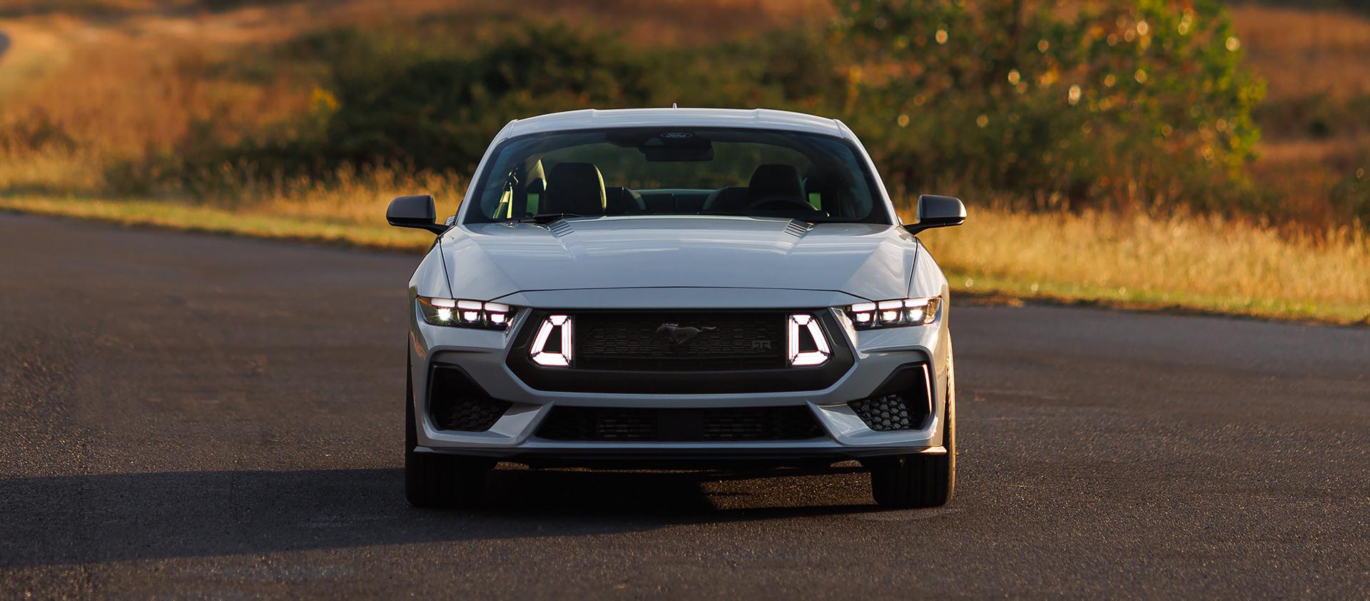 Ford Mustang® EcoBoost® coupé 2026 avec ensemble Mustang® RTR® en option conduite sur un circuit fermé