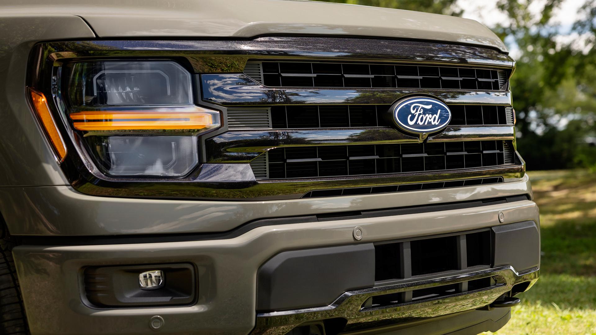 Gros plan sur la calandre d’un camion Ford F-150® XLT 2027