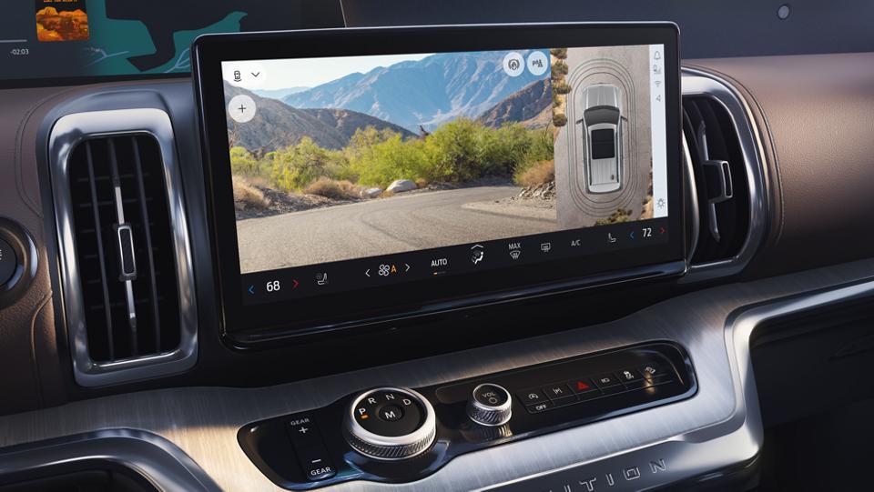 Écran de 13,2 po dans la console centrale du VUS Ford Expedition® 2026 affichant le système de caméra à 360 degrés
