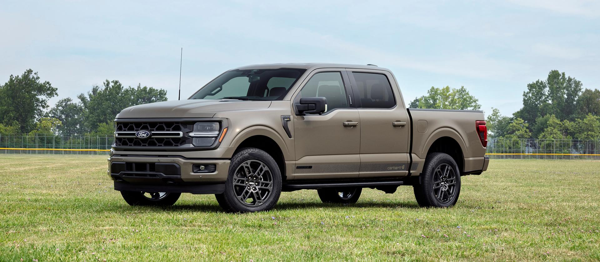 Modèle Ford F-150® XLT 2027 doté de l’ensemble Carhartt® stationné dans un champ