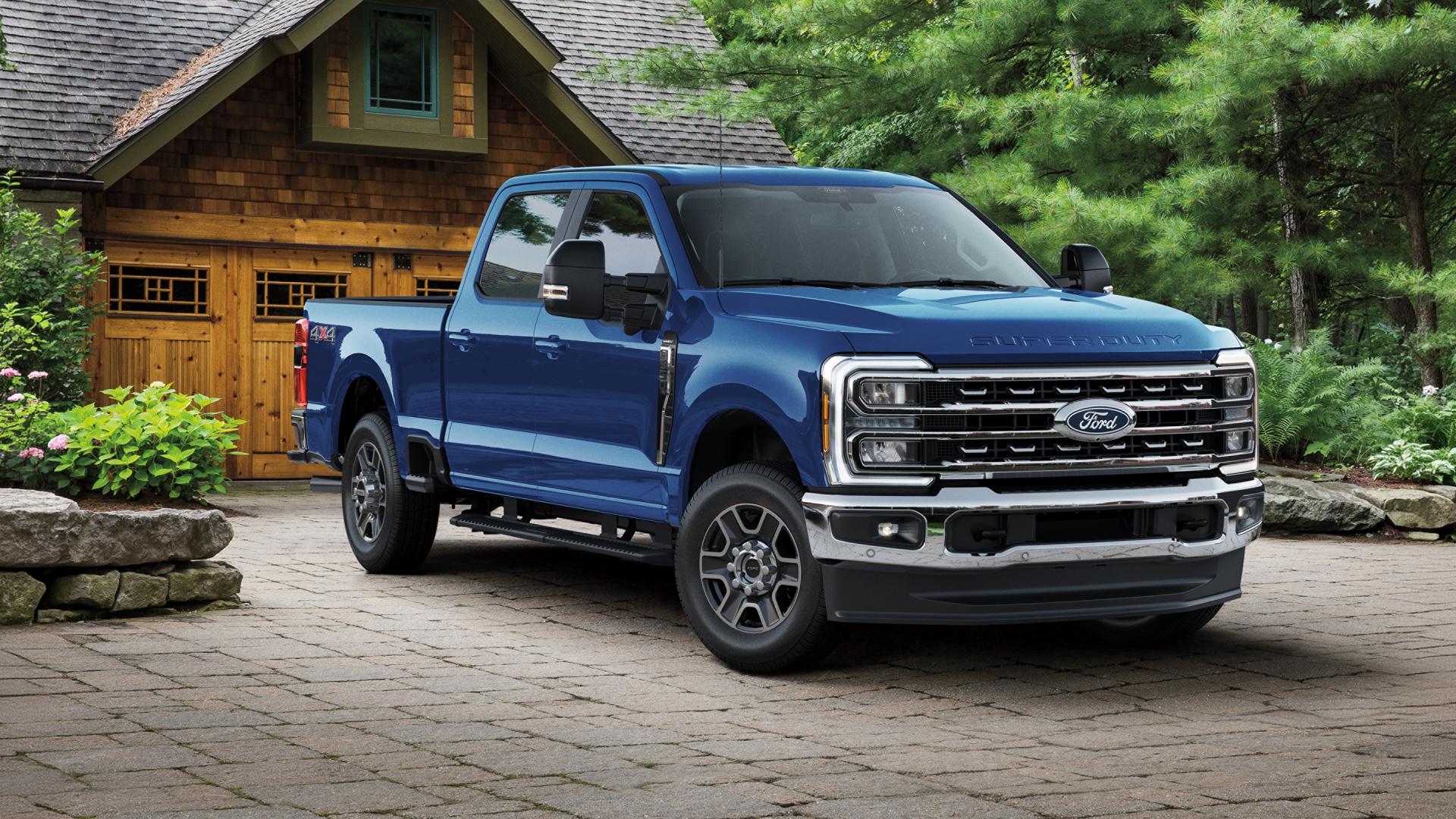 Modèle Ford Super Duty® F-350® Lariat® 2027 stationné dans une entrée