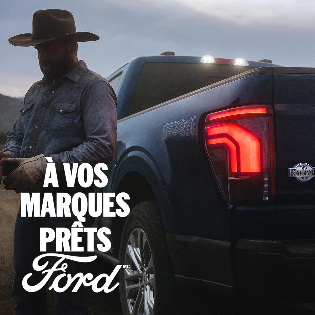 Gros plan d’un homme debout à côté d’un modèle F-150® King Ranch® 2026