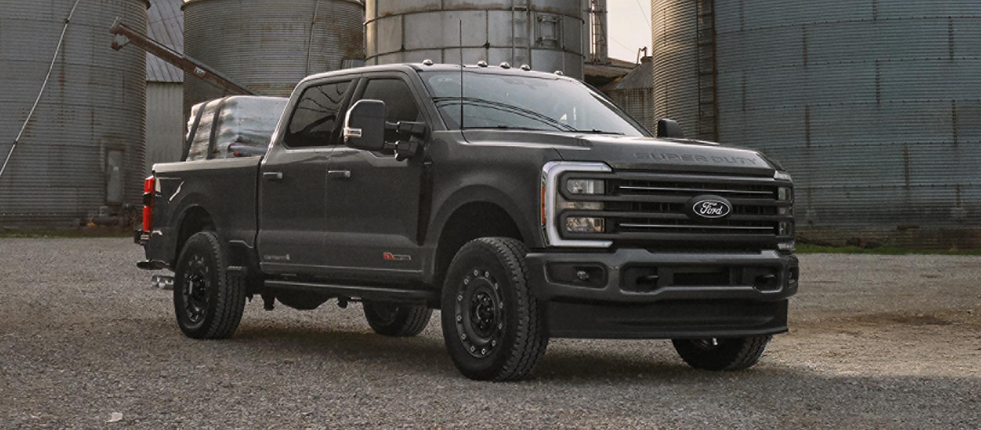 Modèle Ford Super Duty® F-350® XLT 2027 avec l’ensemble Super Duty Carhartt® stationné sur un chantier de construction