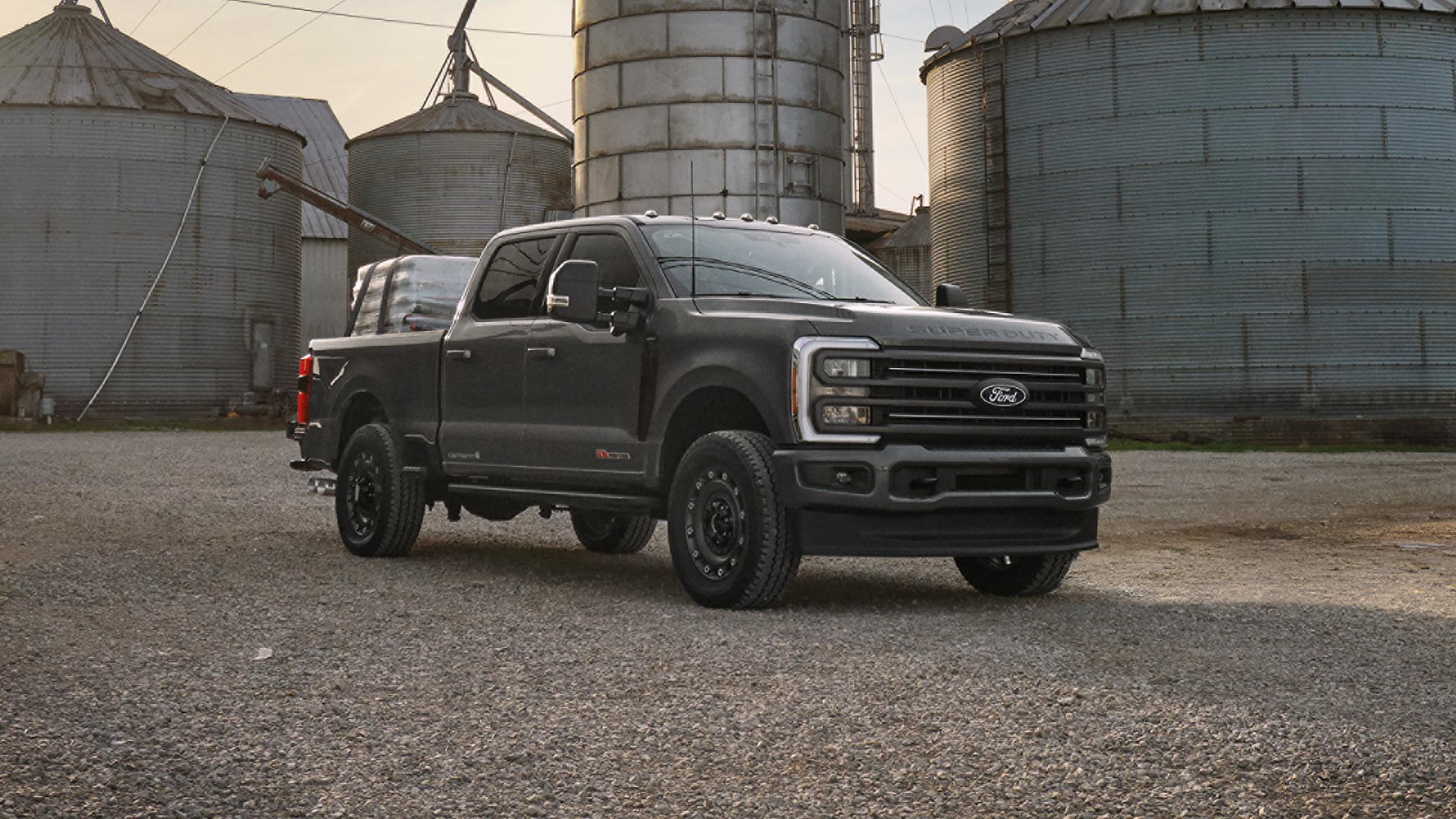 Ford Super Duty® de modèle F-350® XLT 2027 avec l’ensemble Super Duty Carhartt® stationné sur un chantier de construction