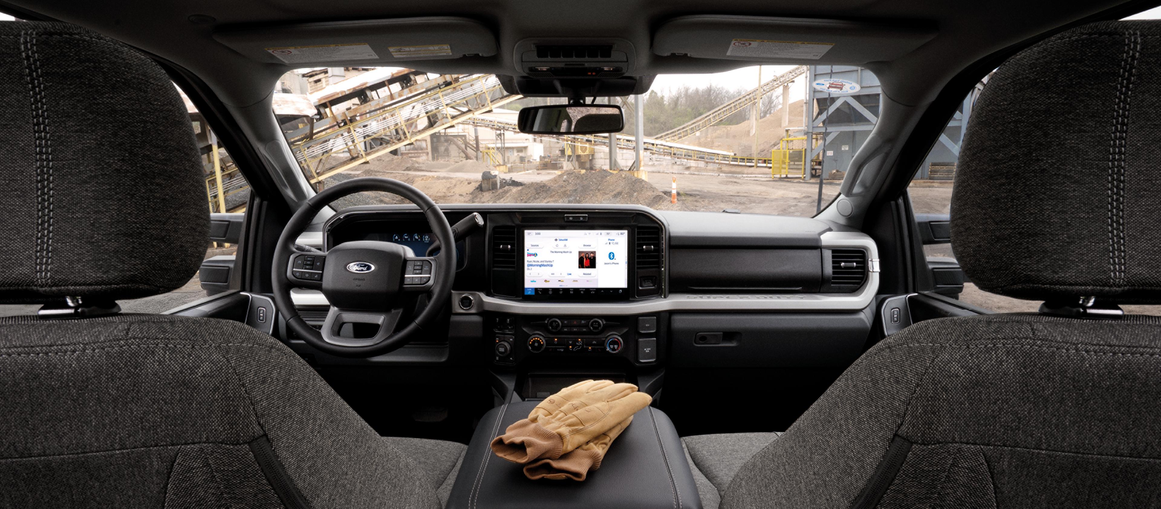 Vue du tableau de bord du modèle Ford Super Duty® F-350® XLT 2027 équipé de l'ensemble Super Duty Carhartt®