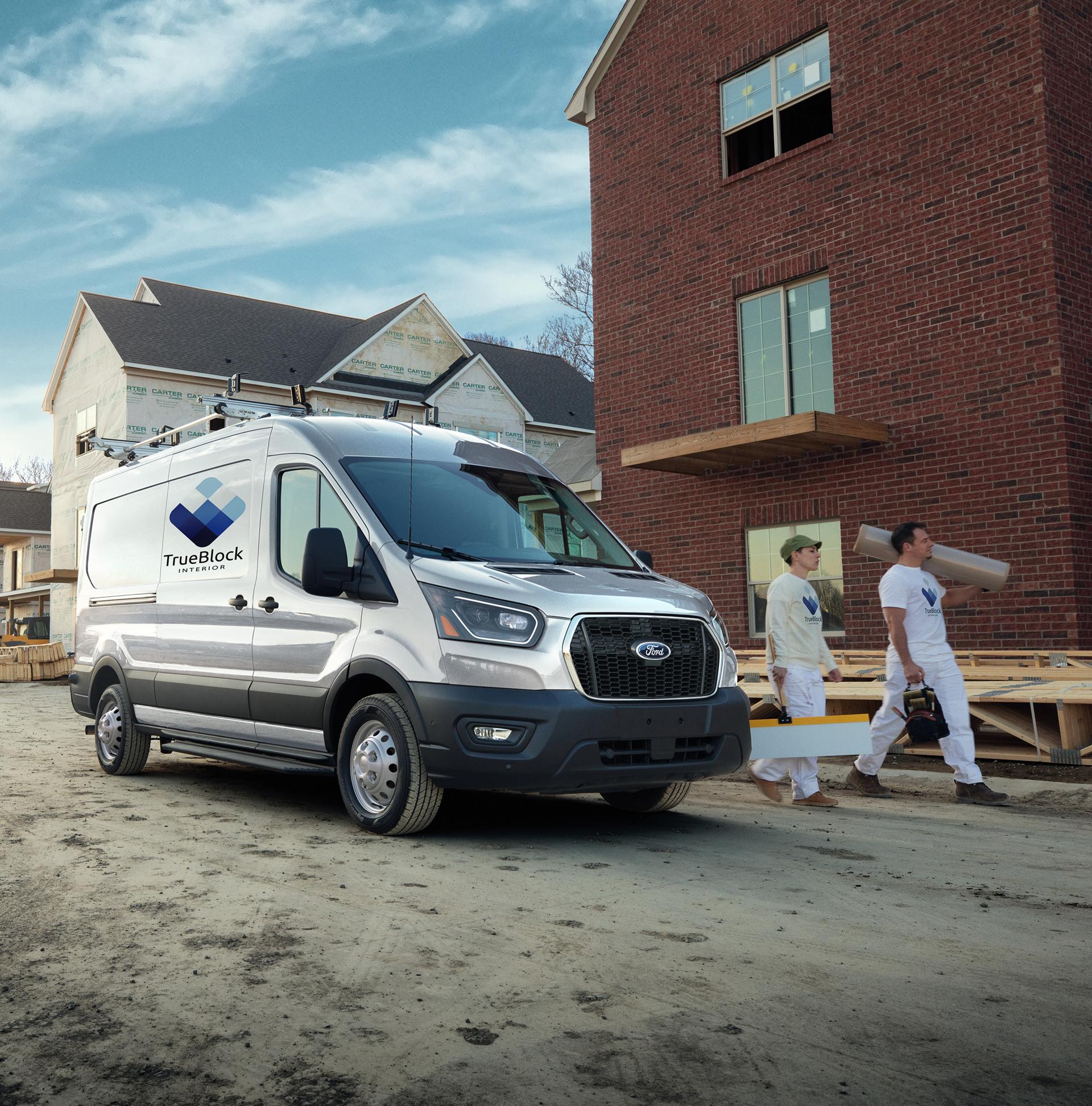 Fourgonnette de travail Ford Transit® 2027 stationnée sur un chantier de construction résidentielle en activité