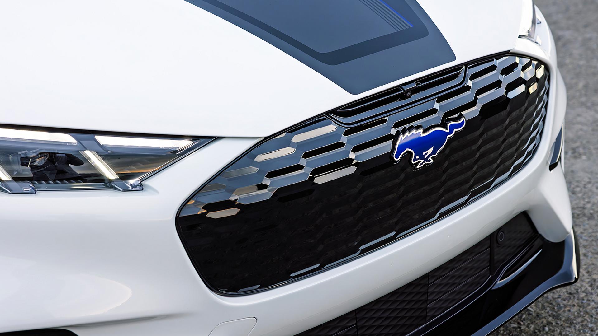 Insigne poney bleu Rave et bande du capot de l’ensemble California Special sur le VUS Ford Mustang Mach-E® 2026 des États-Unis