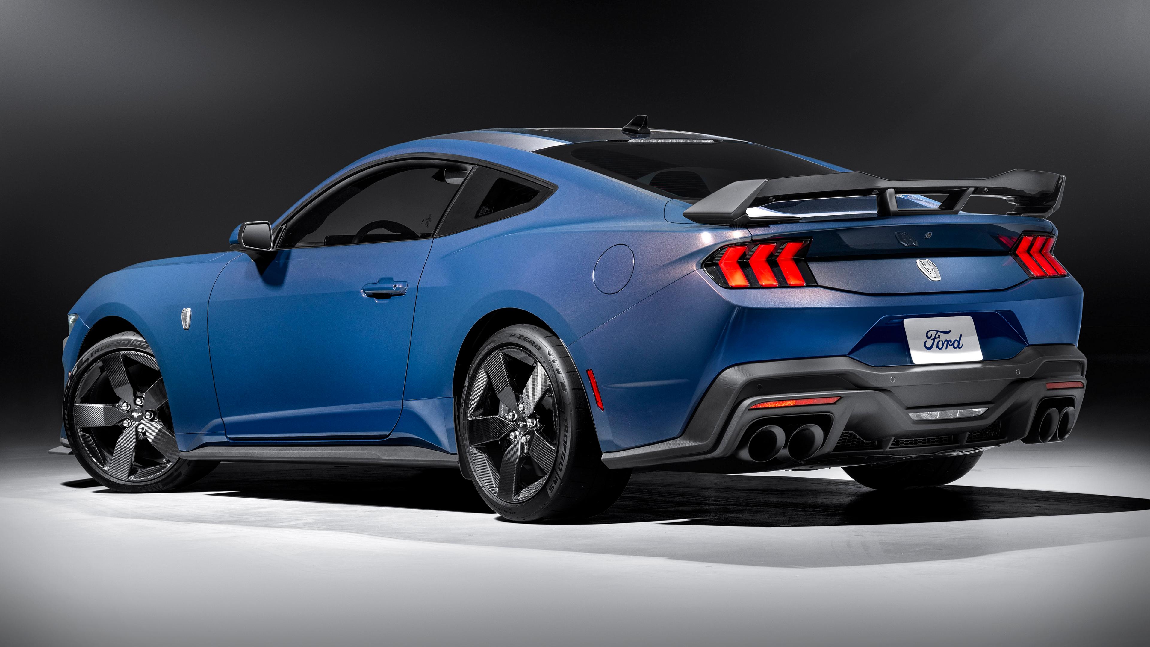 Une Ford Mustang® Dark Horse™ 2025 Coupé stationnée