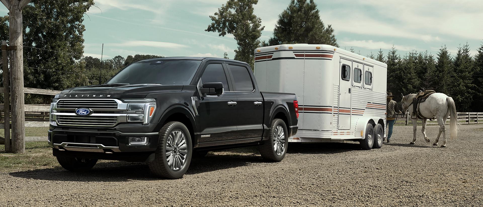 Camionnette Ford F-150® XLT 2026 en noir agate attelée à une remorque à cheval