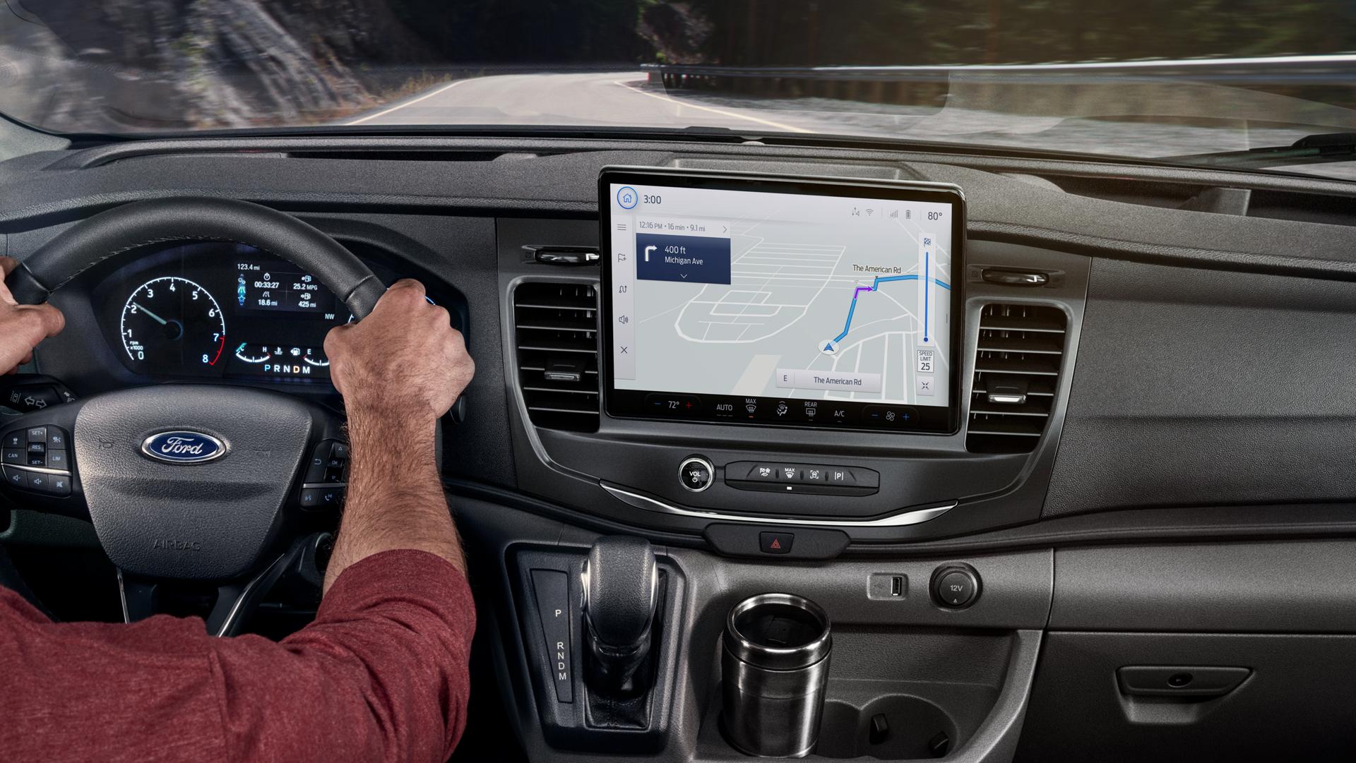 Gros plan du port USB du tableau de bord de la fourgonnette Ford Transit® 2025