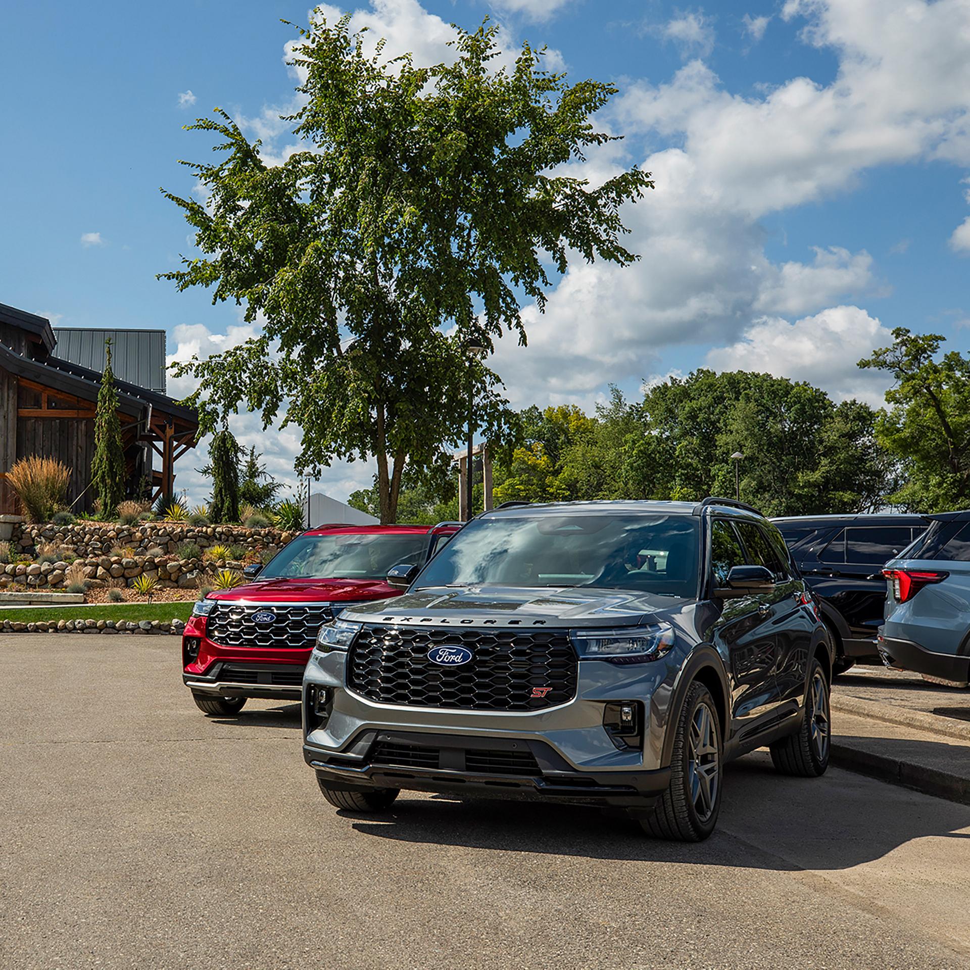 Deux VUS Ford Explorer® 2027 dans un stationnement près d’arbres