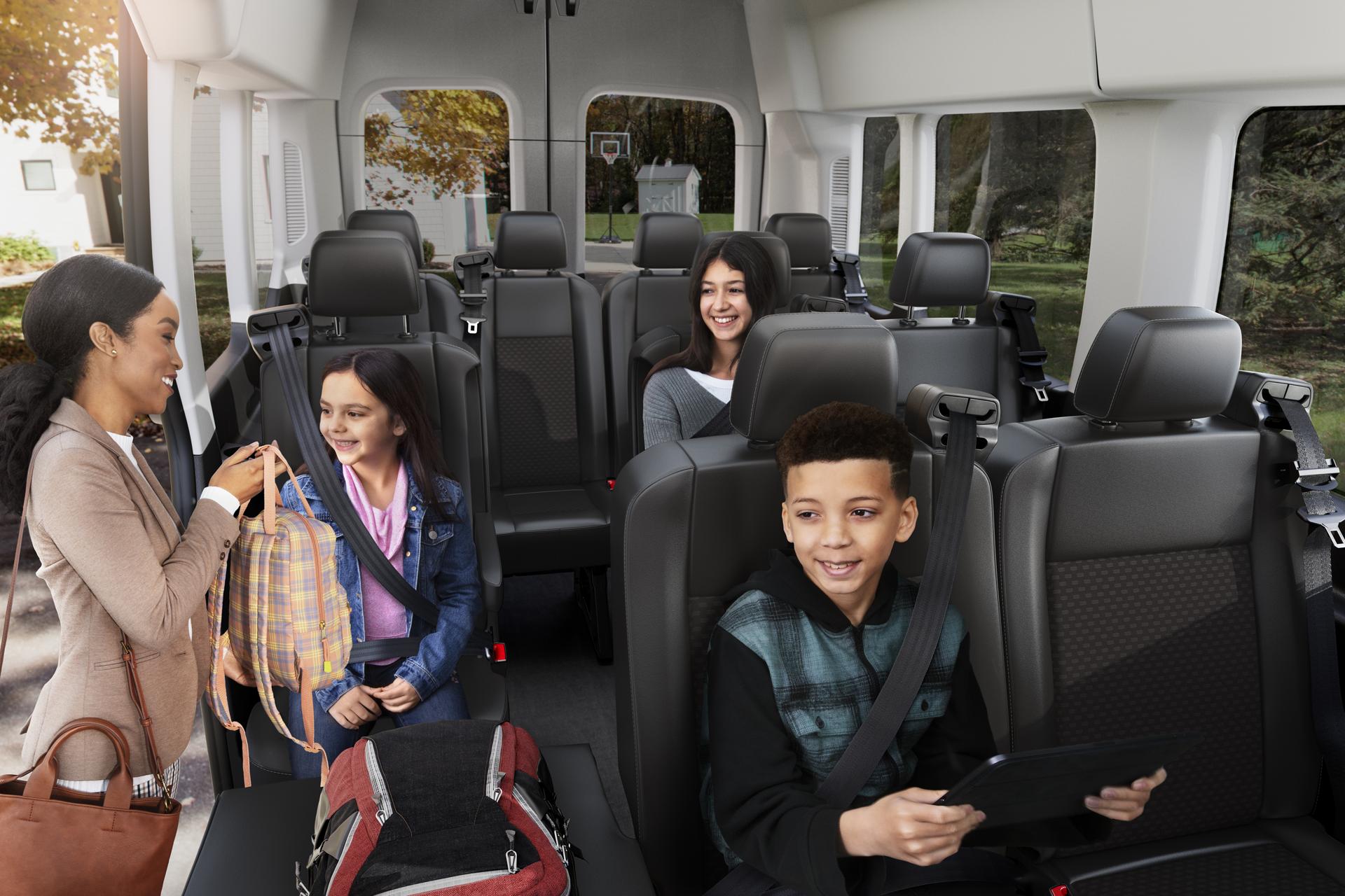 Ceintures de sécurité pour la famille à l’intérieur d’une fourgonnette Ford Transit® 2026