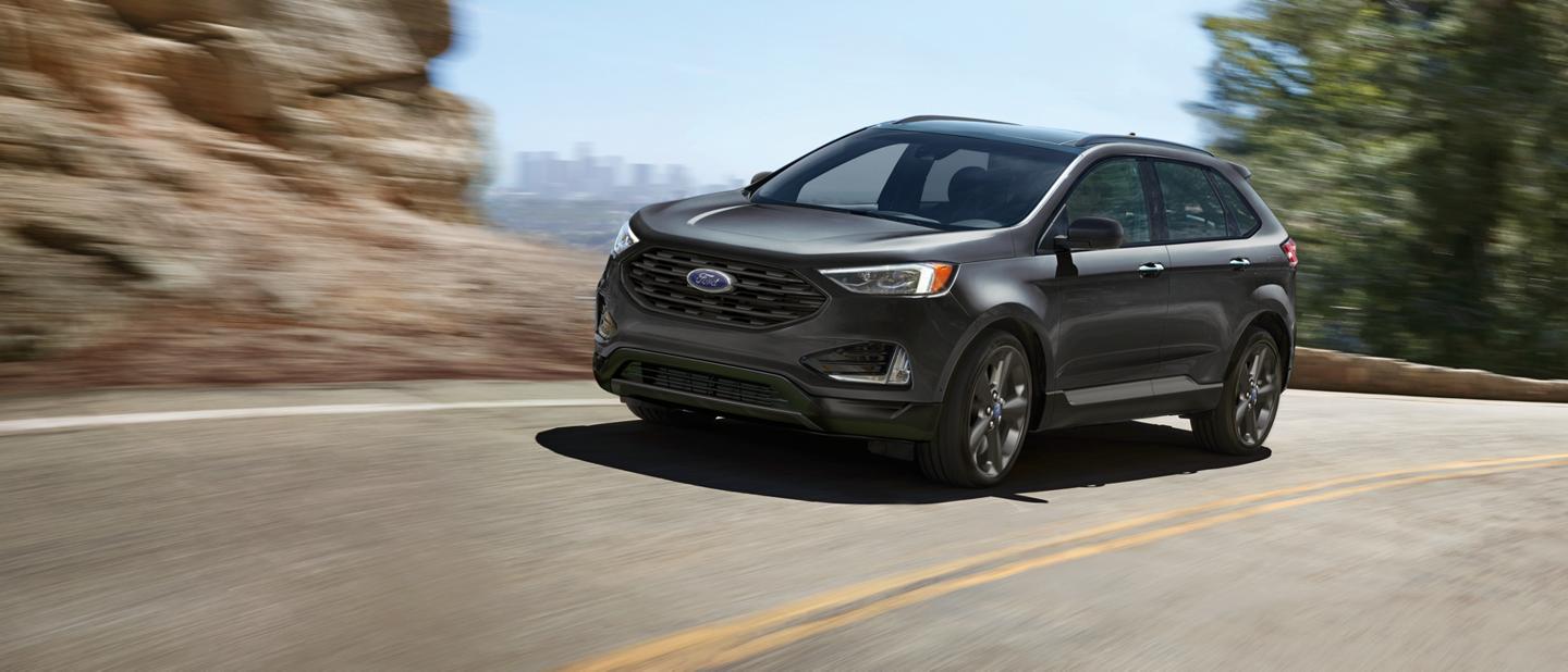 Un Ford Edge 2024 gris roule sur une autoroute