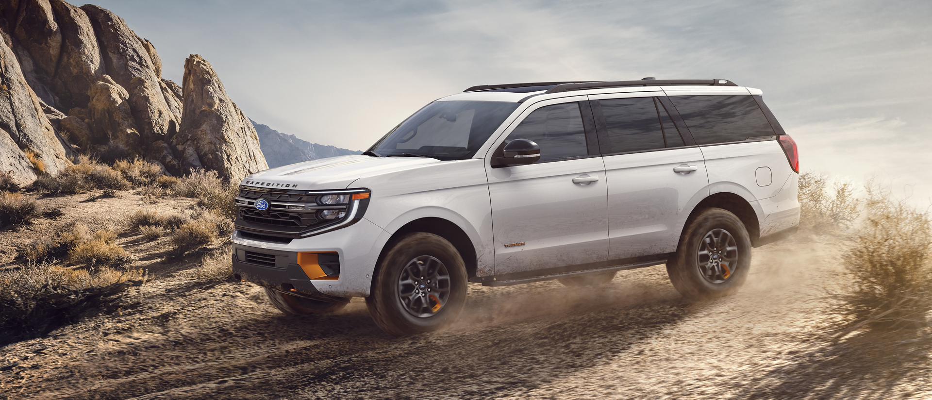 VUS Ford Expedition® Tremor® 2027 conduit dans le désert