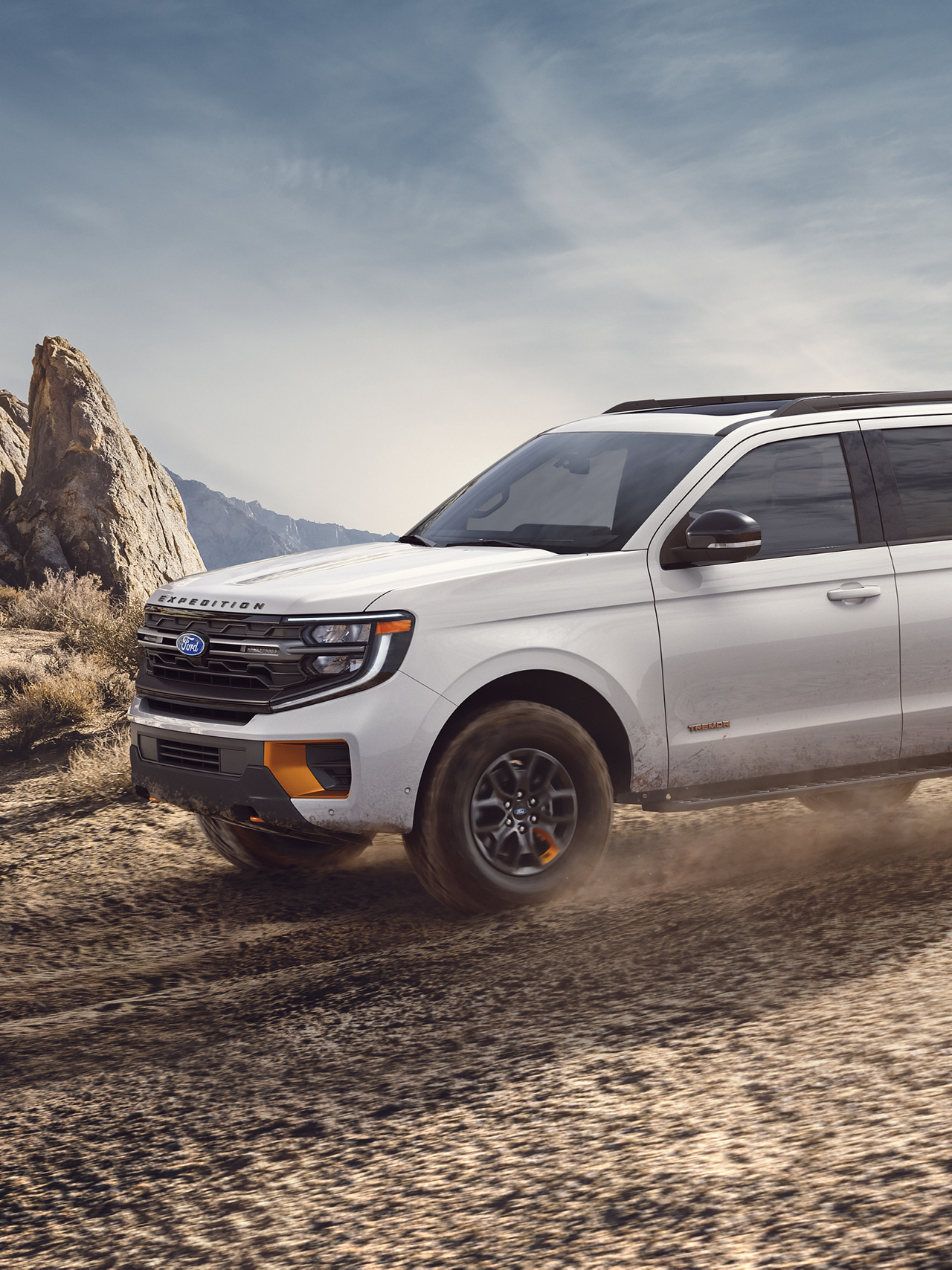 VUS Ford Expedition® Tremor® 2027 conduit dans le désert