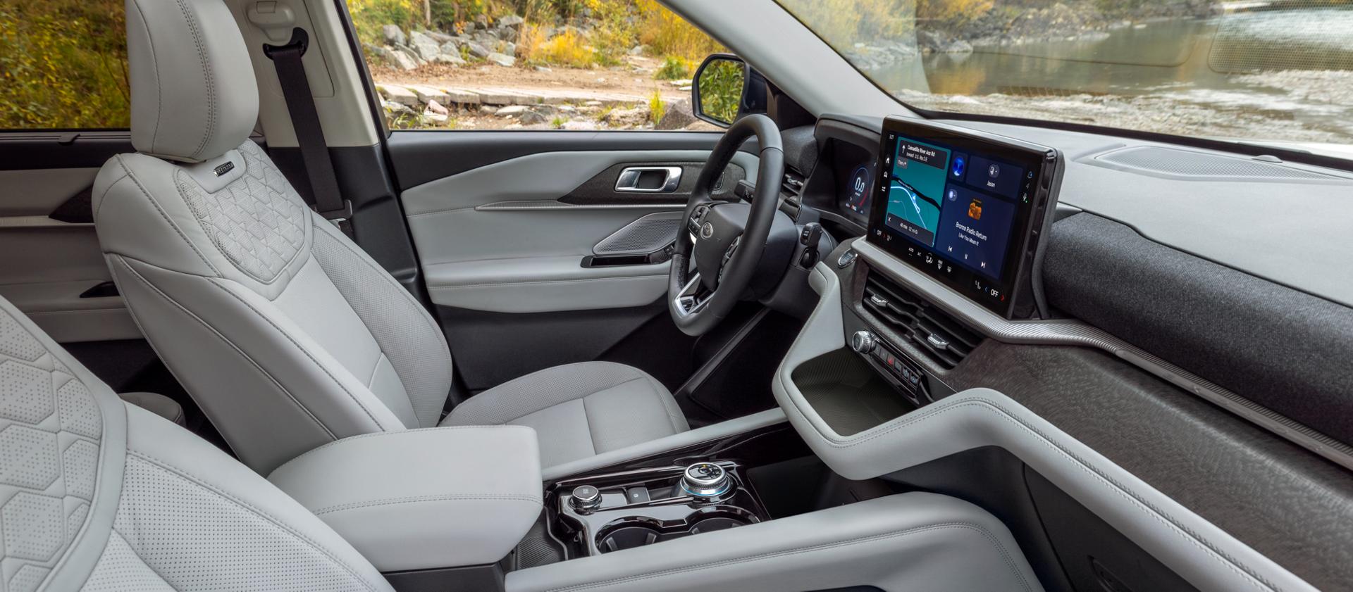 L’intérieur d’un VUS Ford Explorer® Platinum™ 2026, montrant l’ensemble en cuir Lux en option