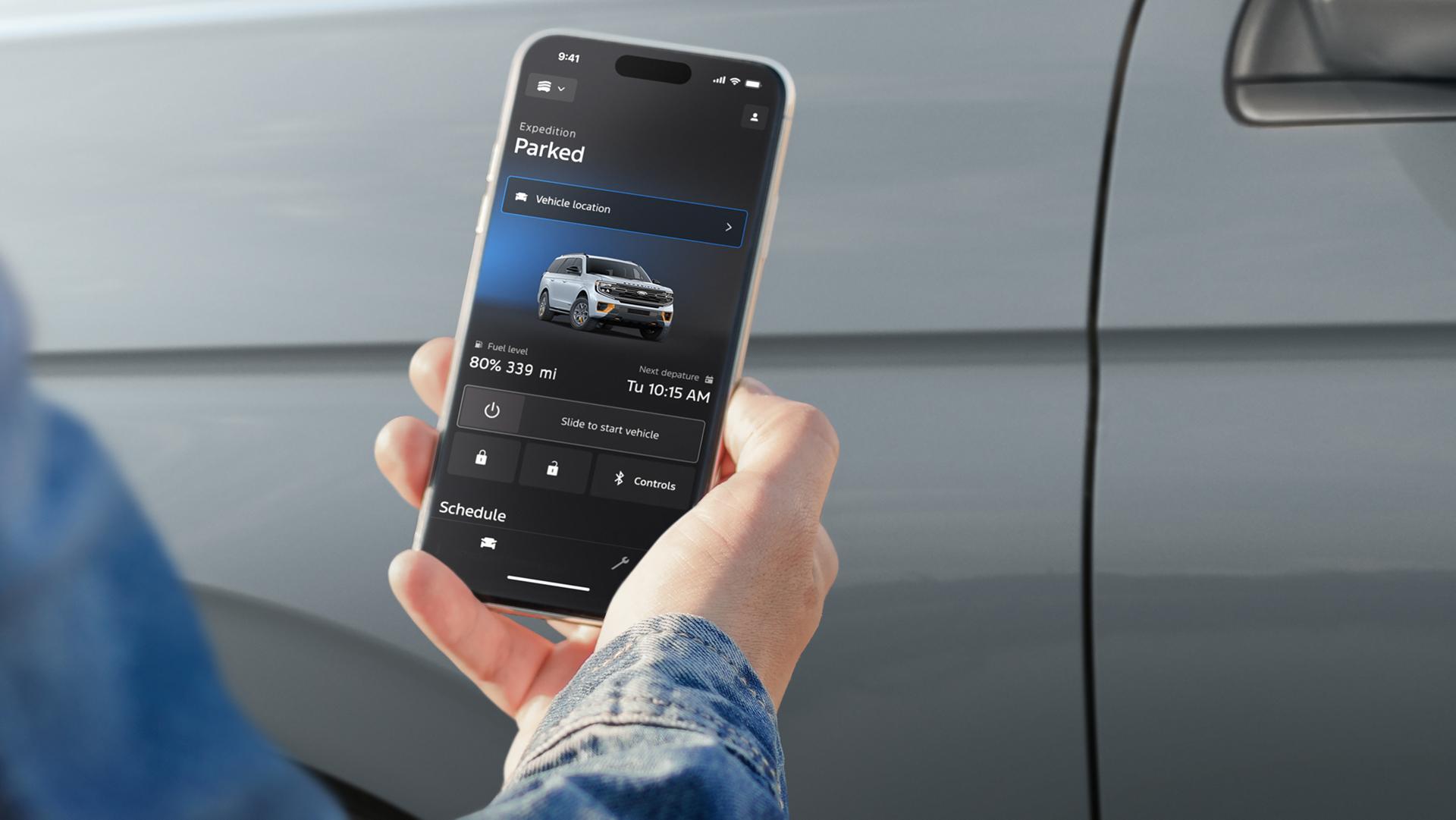 Personne utilisant les fonctions à distance en option sur l’application Ford pour accéder à un VUS Ford Expedition® 2027