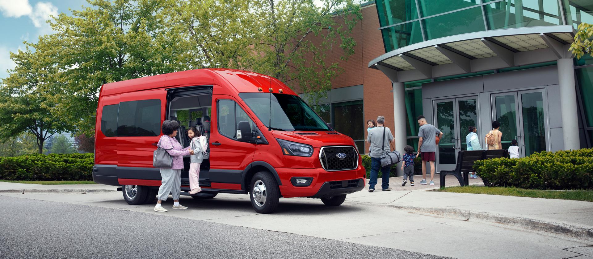 Un groupe de personnes déchargeant une fourgonnette Ford Transit® 2026