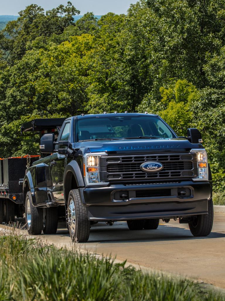 Camion Ford Super Duty® 2026 remorquant une grande remorque sur une route pavée