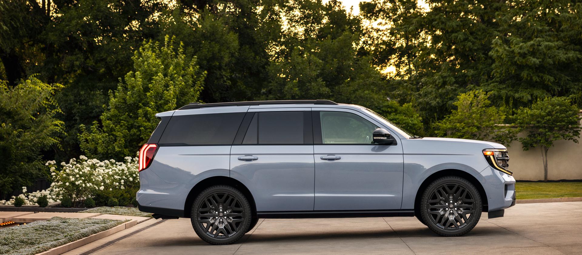 Profil latéral du VUS Ford Expedition® Platinum™ 2026 avec ensemble de performance Stealth en option